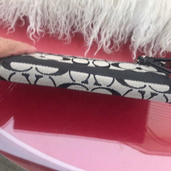 Coach wristlet black with patent leather trim - Picture 4 of 8